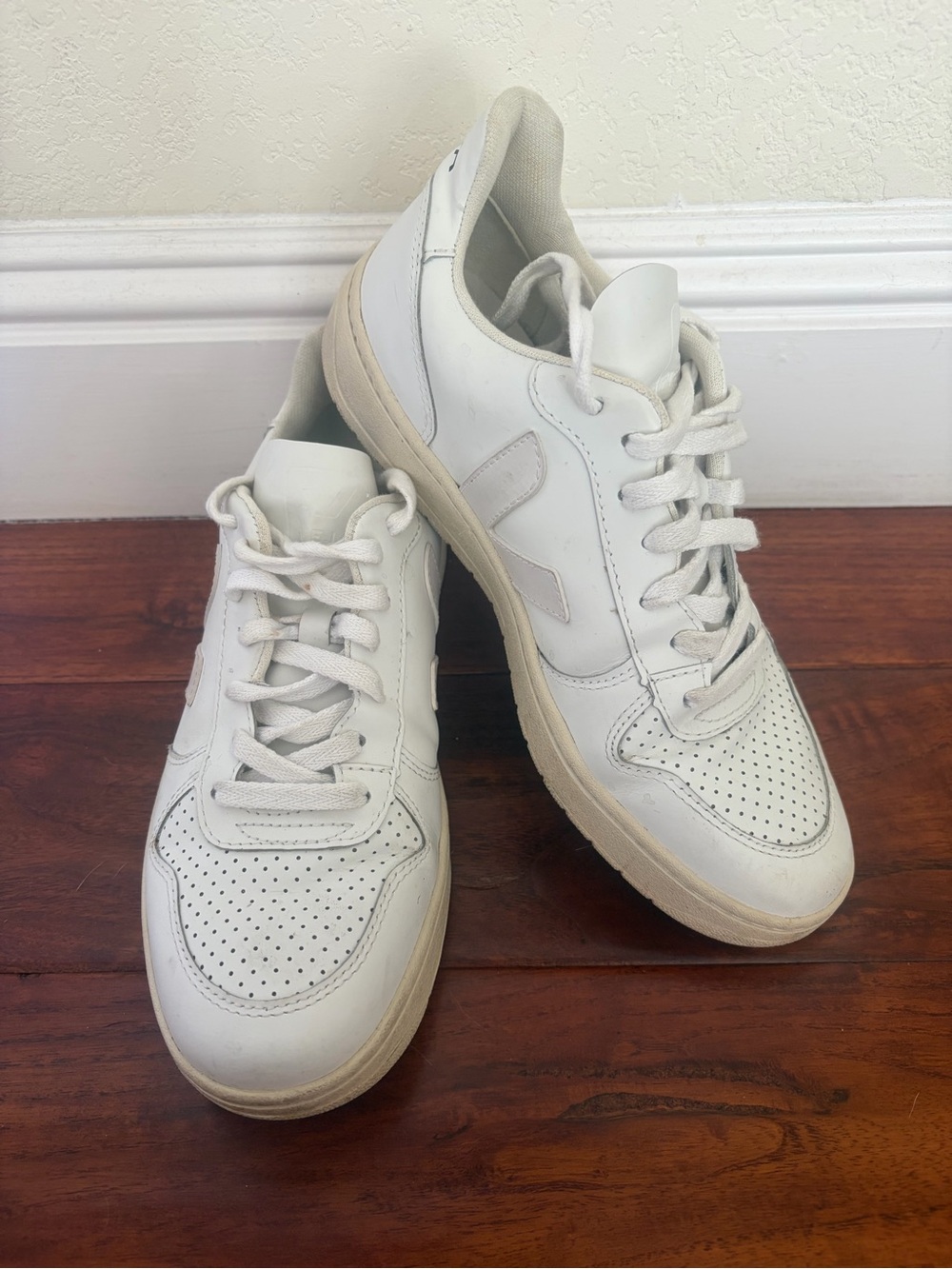 VEJA V-10 Leather Sneakers Size 9 Womens 40 Extra-White Low Top Lace Up Athletic